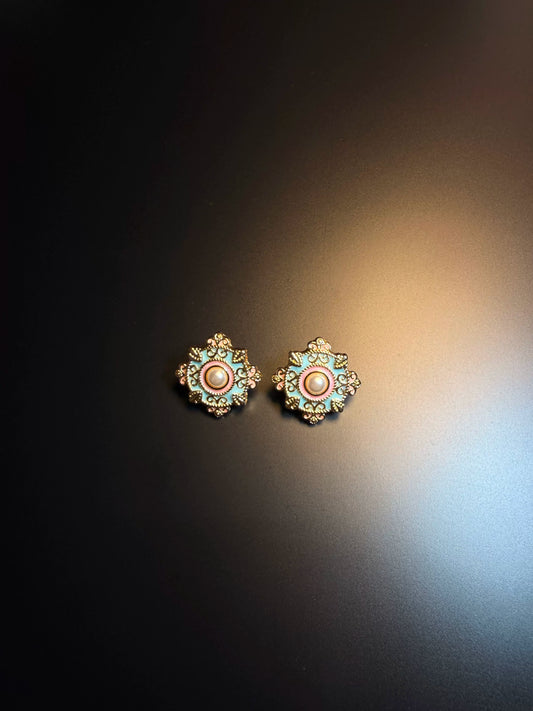 Pendientes de botón YYBB Jewelry Vintage Filigrana Esmalte Perla en azul pálido, estilo barroco floral en oro antiguo