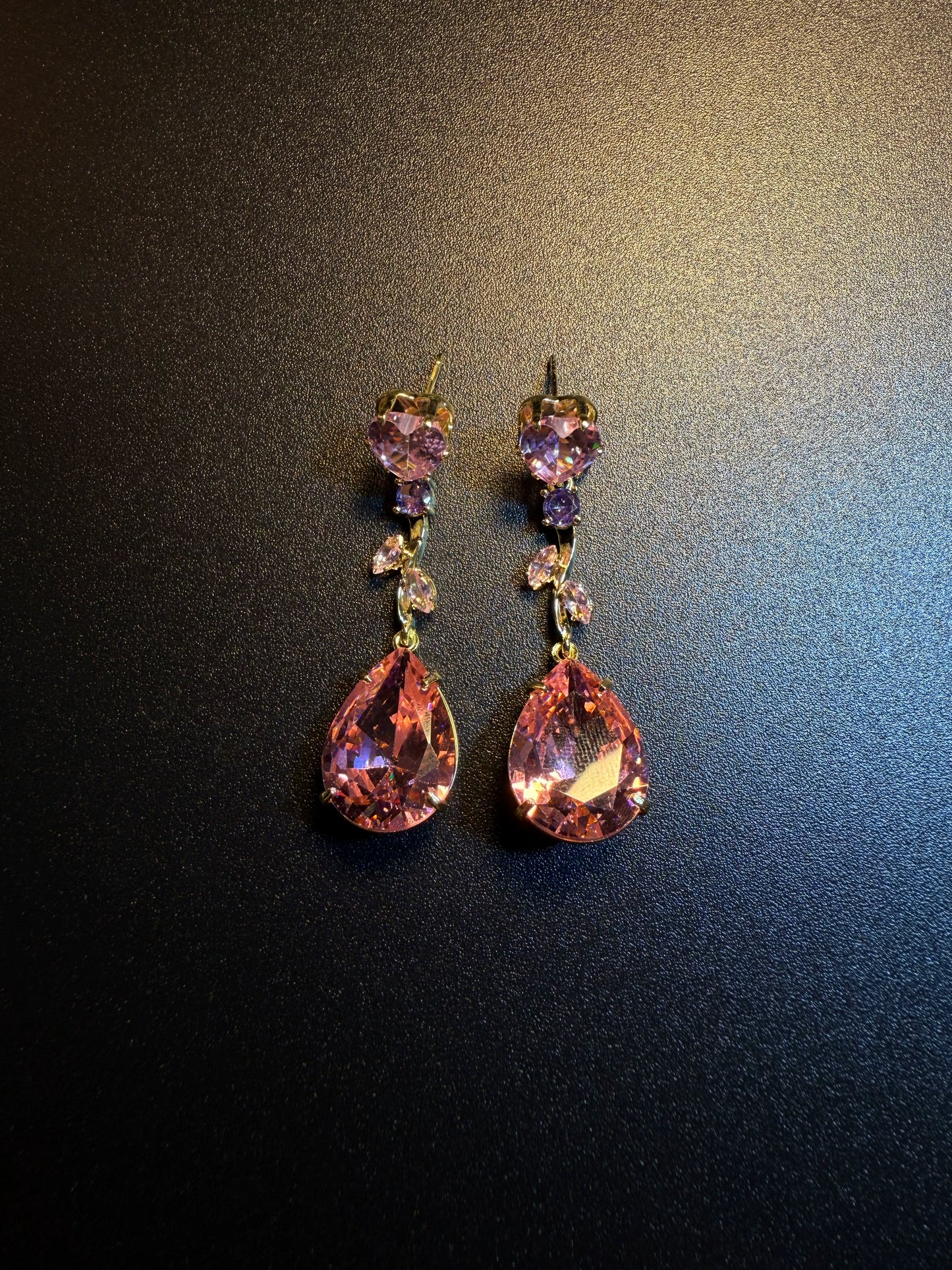 أقراط متدلية بكريستال وردي عتيق من YYBB Jewelry مع مسامير قلب، دلايات دمعة نباتية بلون ذهبي، وأسلوب بوهيمي فاخر