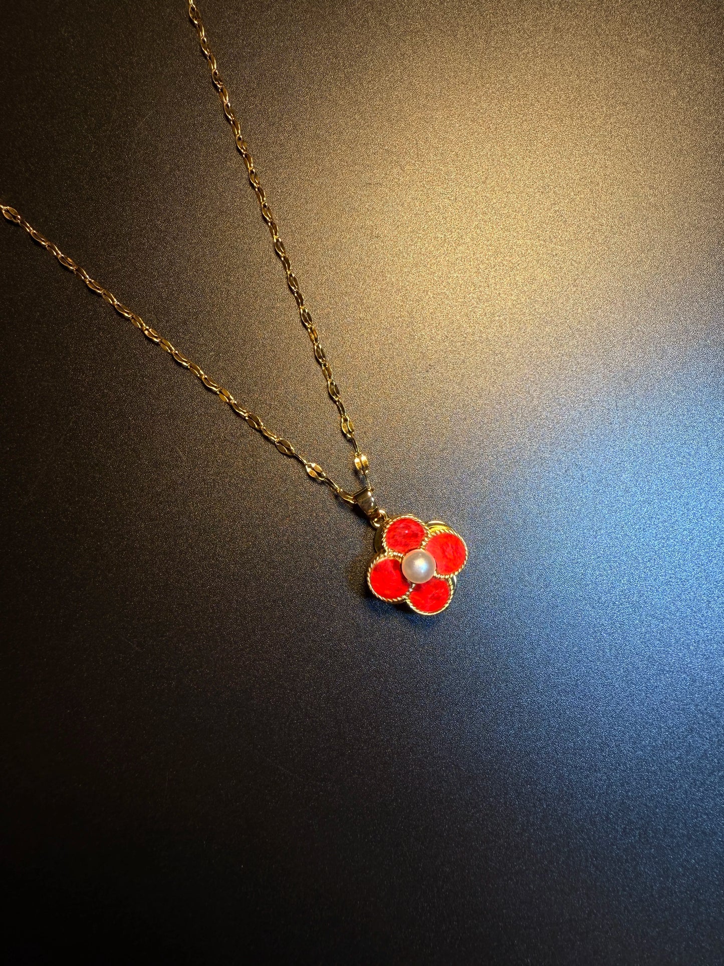 Collier style vintage avec trèfle rouge tournant - Pendentif chance en perles en ton or