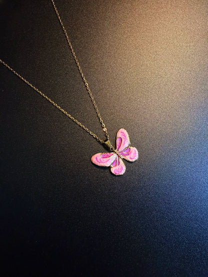 Collar de mariposa rosa jaspeada con esmalte y estilo vintage - Colgante de insecto en tono dorado