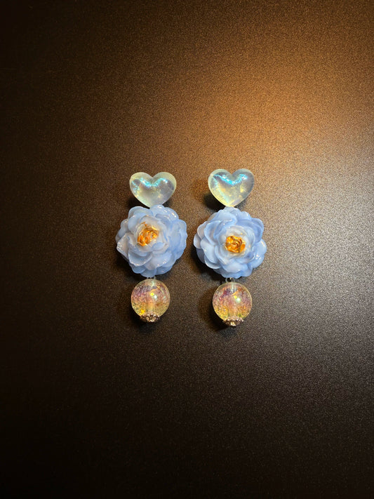 Pendientes colgantes en forma de corazón con flores iridiscentes azules de YYBB Jewelry, estilo vintage cottagecore con cuentas aurora