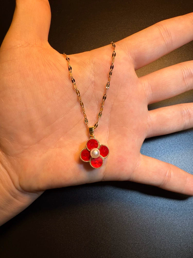 Collier style vintage avec trèfle rouge tournant - Pendentif chance en perles en ton or