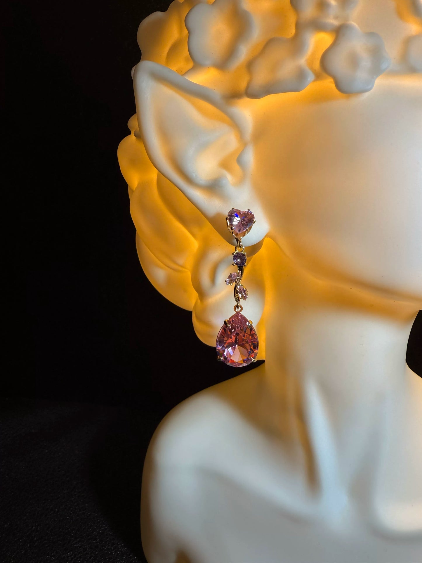 أقراط متدلية بكريستال وردي عتيق من YYBB Jewelry مع مسامير قلب، دلايات دمعة نباتية بلون ذهبي، وأسلوب بوهيمي فاخر