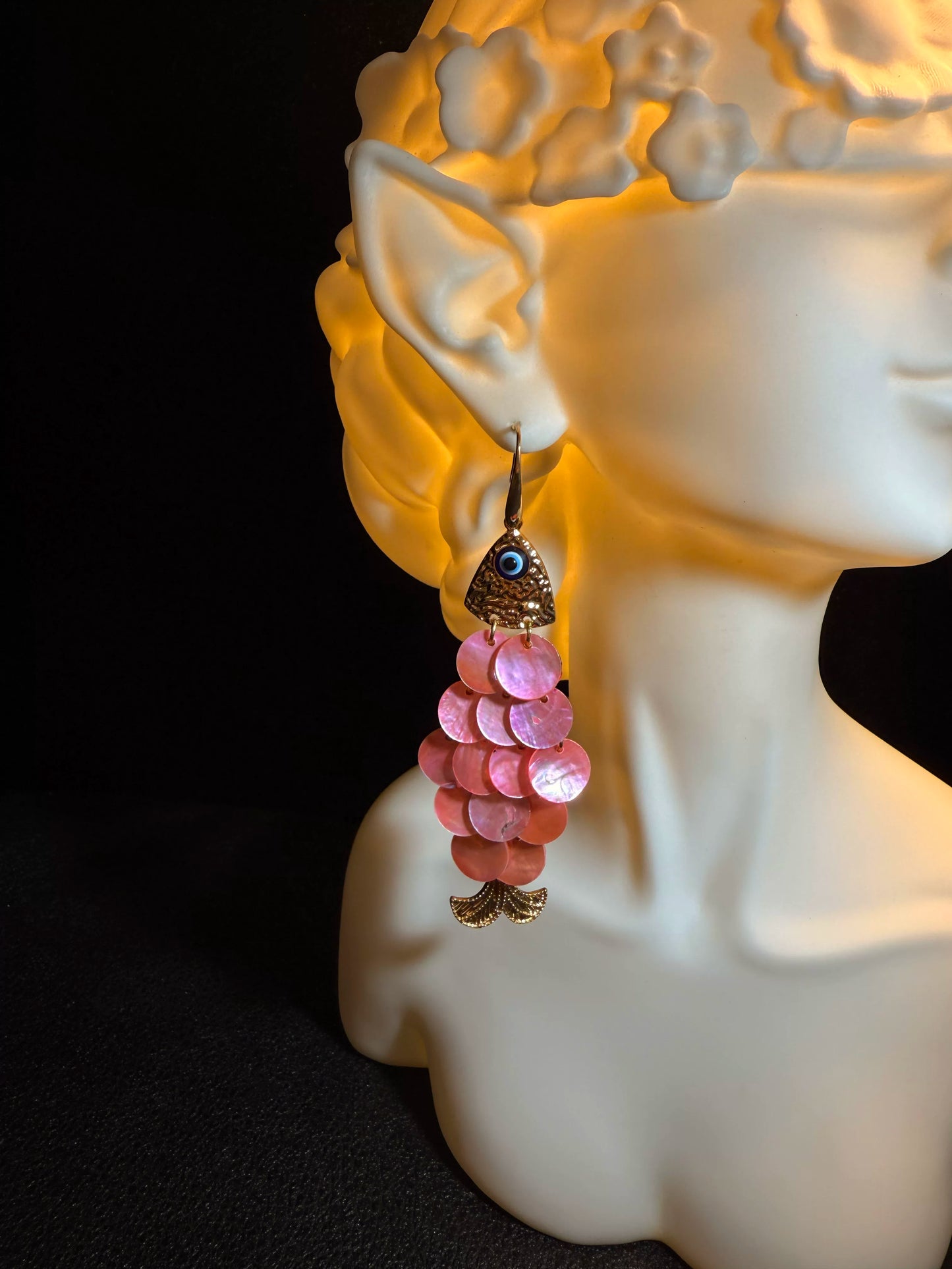 أقراط متدلية بتصميم سمكة من صدفة وردية عتيقة من YYBB Jewelry مع عين حسد، وأسلوب بوهيمي ساحلي طويل