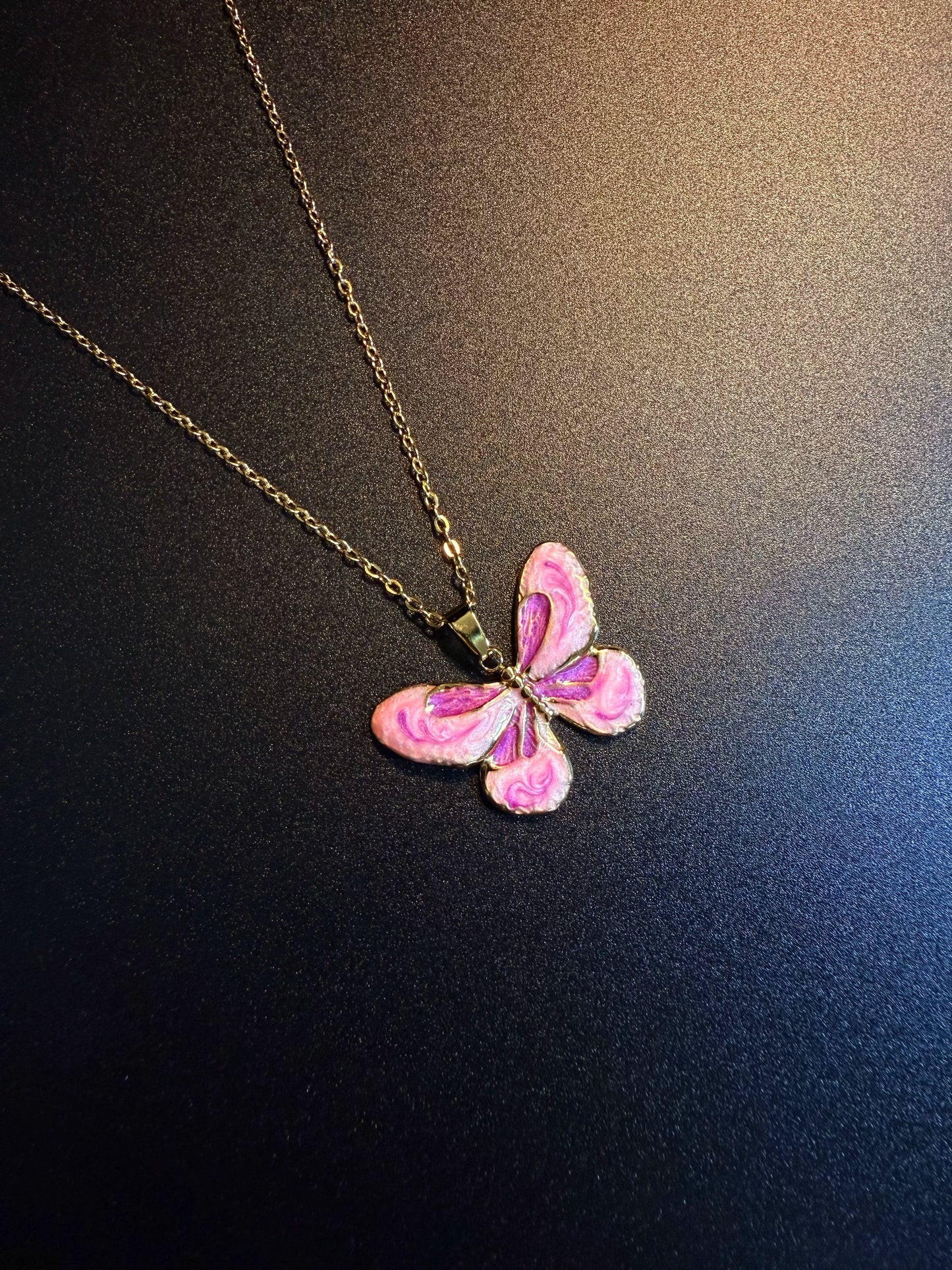 Collar de mariposa rosa jaspeada con esmalte y estilo vintage - Colgante de insecto en tono dorado