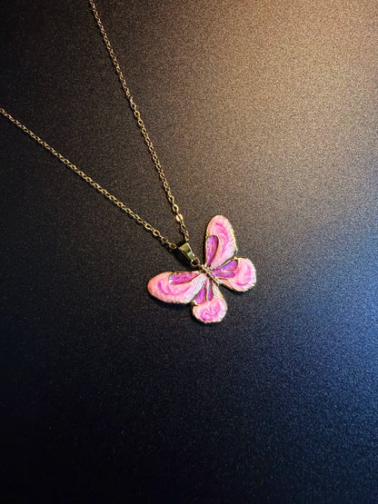Collar de mariposa rosa jaspeada con esmalte y estilo vintage - Colgante de insecto en tono dorado