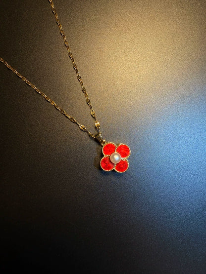 Collier style vintage avec trèfle rouge tournant - Pendentif chance en perles en ton or