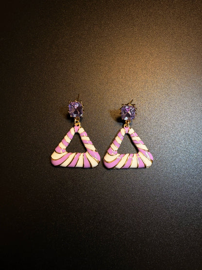 أقراط متدلية مثلثة مخططة بلون اللافندر من YYBB Jewelry بتصميم عتيق مع كريستال بنفسجي وسحر ريترو أنيق