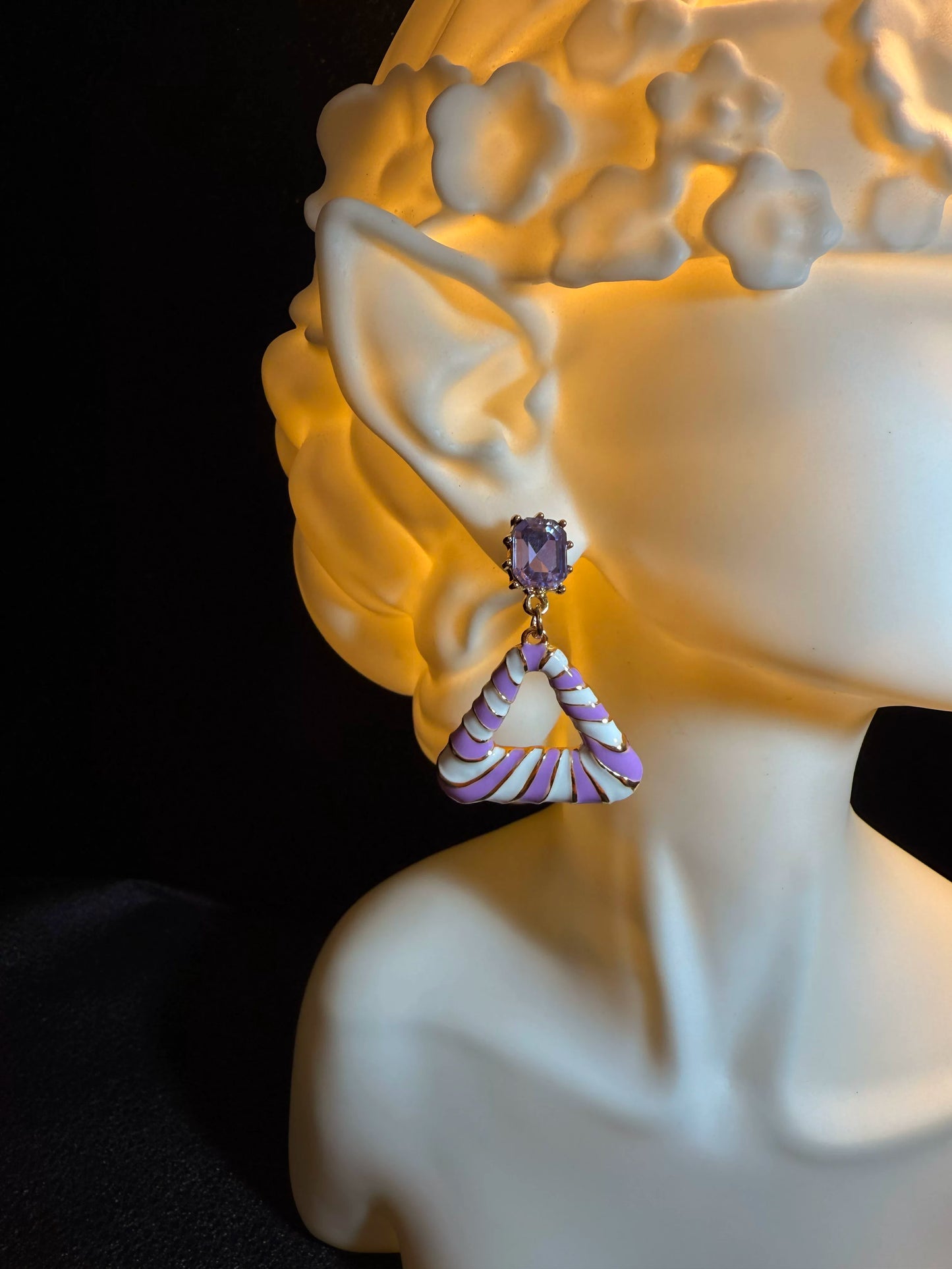أقراط متدلية مثلثة مخططة بلون اللافندر من YYBB Jewelry بتصميم عتيق مع كريستال بنفسجي وسحر ريترو أنيق