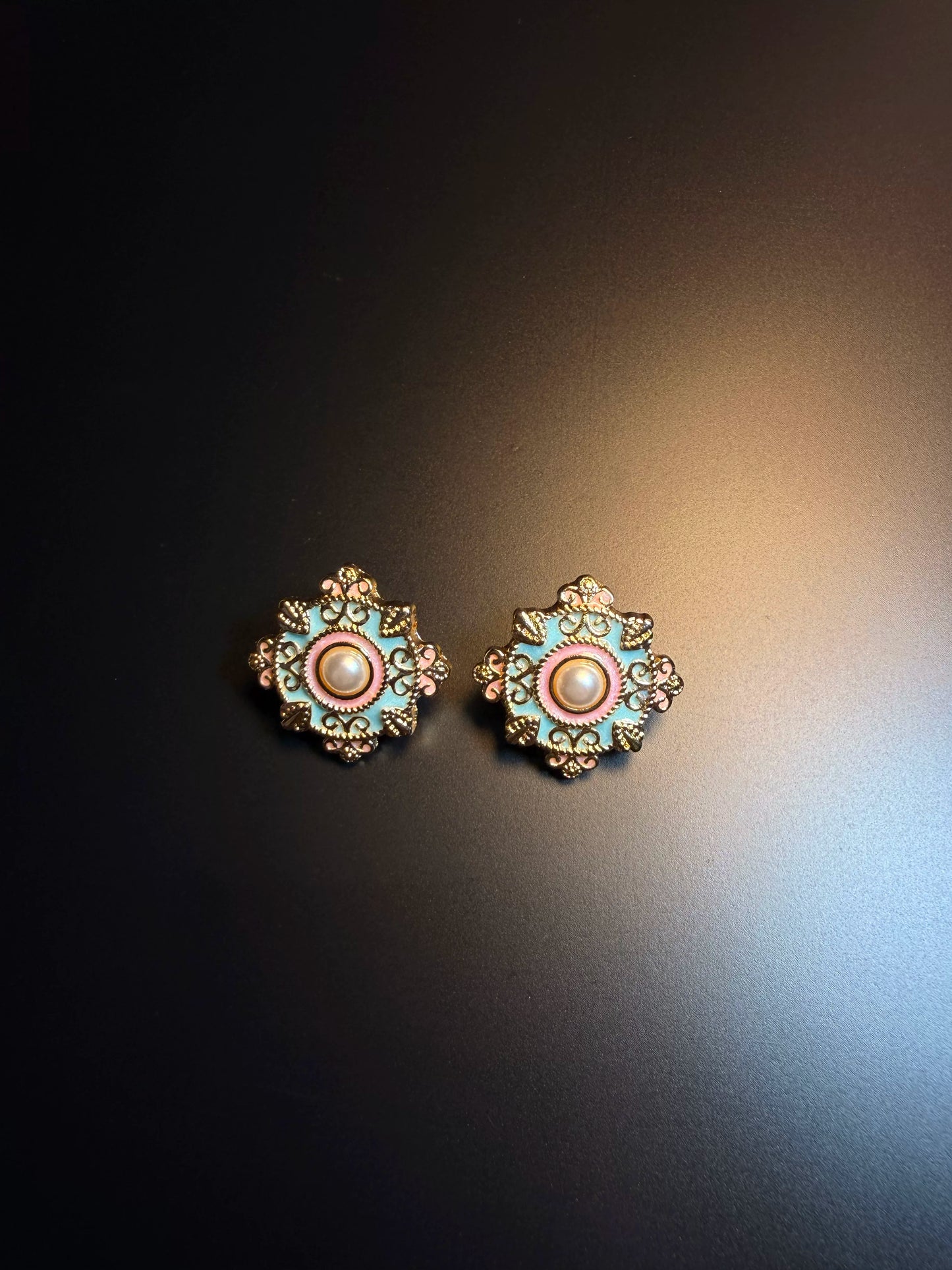 Pendientes de botón YYBB Jewelry Vintage Filigrana Esmalte Perla en azul pálido, estilo barroco floral en oro antiguo