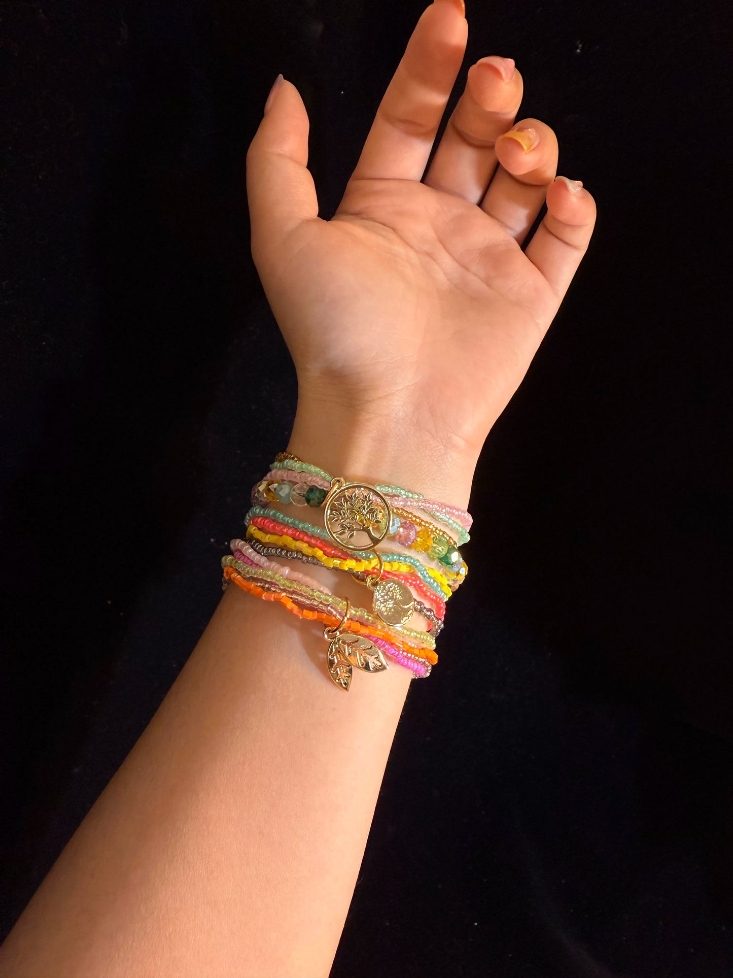 سوار لفّ خرز ملون من YYBB Jewelry مع تعليقة شجرة الحياة، متعدد الطبقات، قوس قزح يدوي الصنع بأسلوب بوهيمي