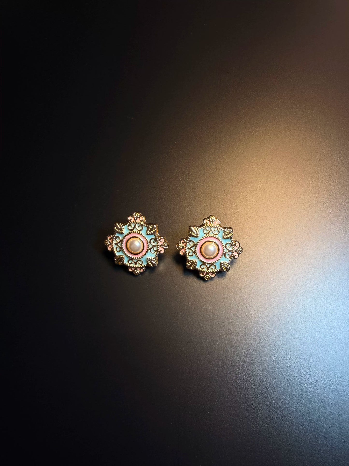 Pendientes de botón YYBB Jewelry Vintage Filigrana Esmalte Perla en azul pálido, estilo barroco floral en oro antiguo