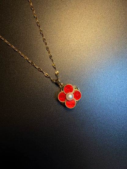 Collier style vintage avec trèfle rouge tournant - Pendentif chance en perles en ton or