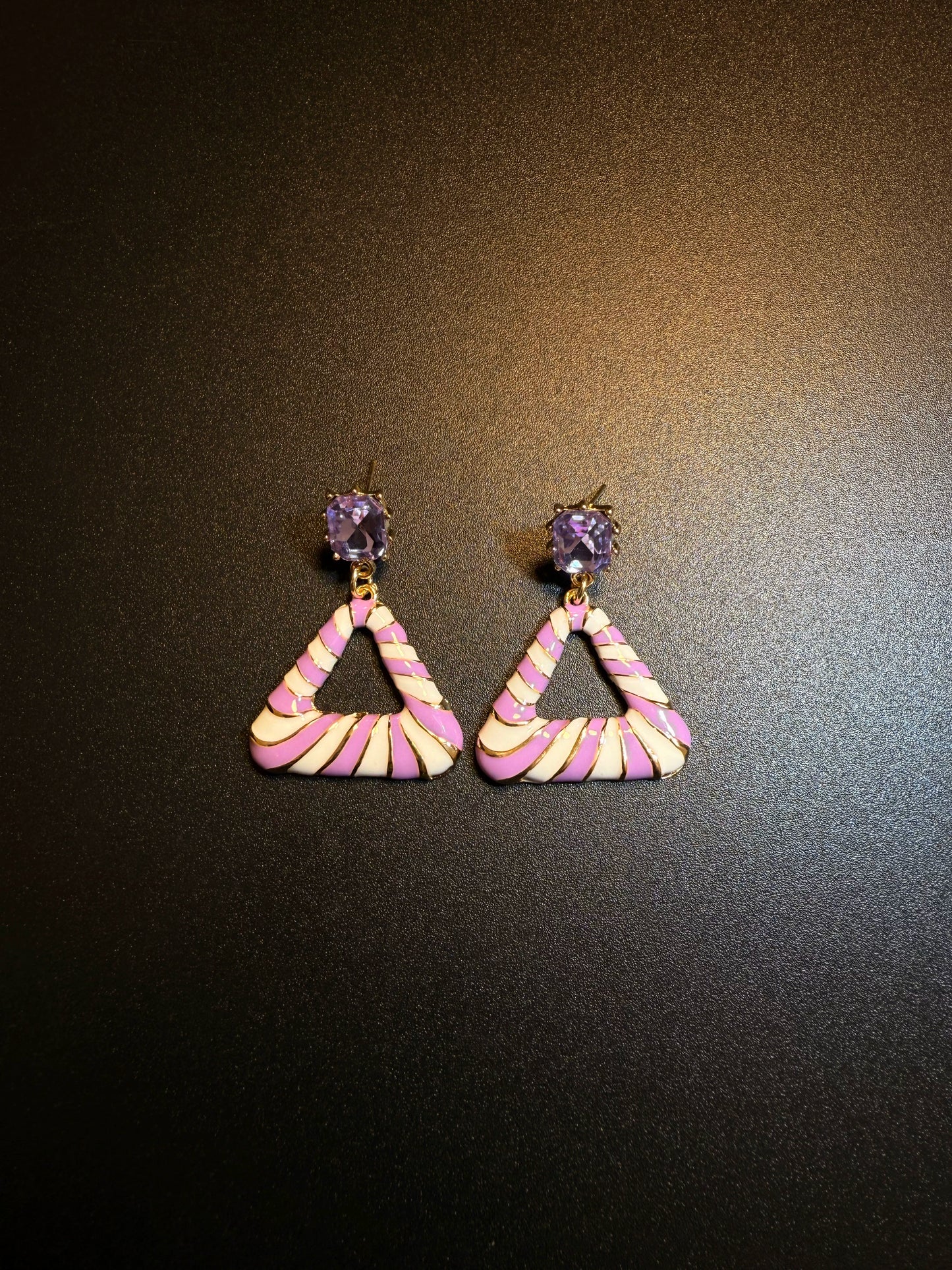 أقراط متدلية مثلثة مخططة بلون اللافندر من YYBB Jewelry بتصميم عتيق مع كريستال بنفسجي وسحر ريترو أنيق