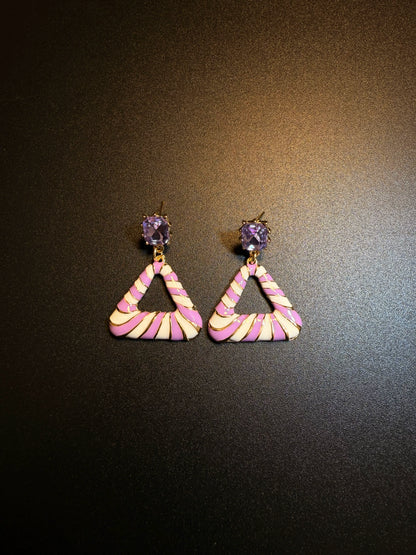 أقراط متدلية مثلثة مخططة بلون اللافندر من YYBB Jewelry بتصميم عتيق مع كريستال بنفسجي وسحر ريترو أنيق