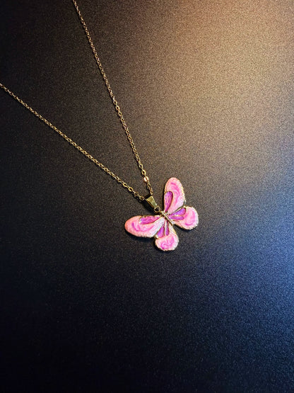 Collar de mariposa rosa jaspeada con esmalte y estilo vintage - Colgante de insecto en tono dorado