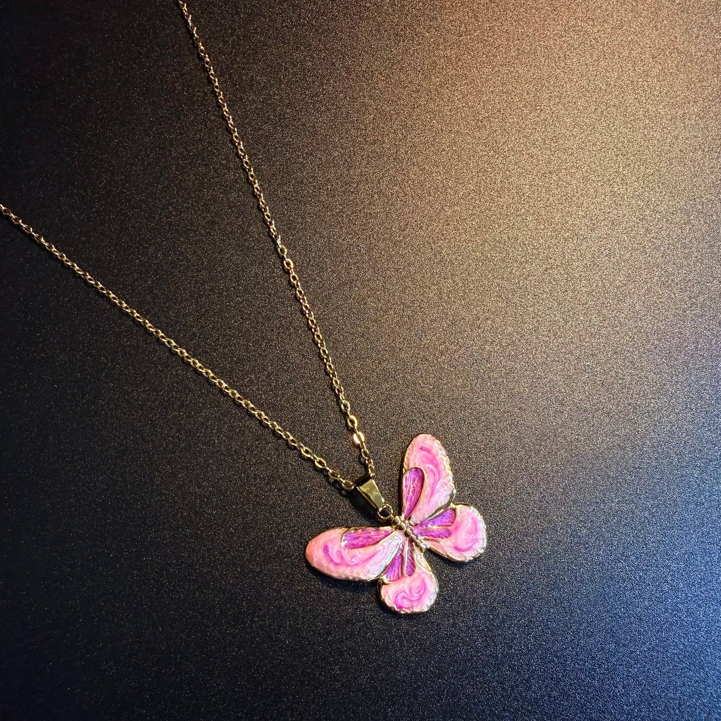 Collar de mariposa rosa jaspeada con esmalte y estilo vintage - Colgante de insecto en tono dorado