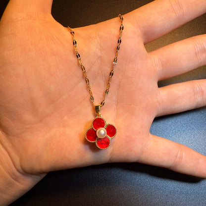 Collier style vintage avec trèfle rouge tournant - Pendentif chance en perles en ton or