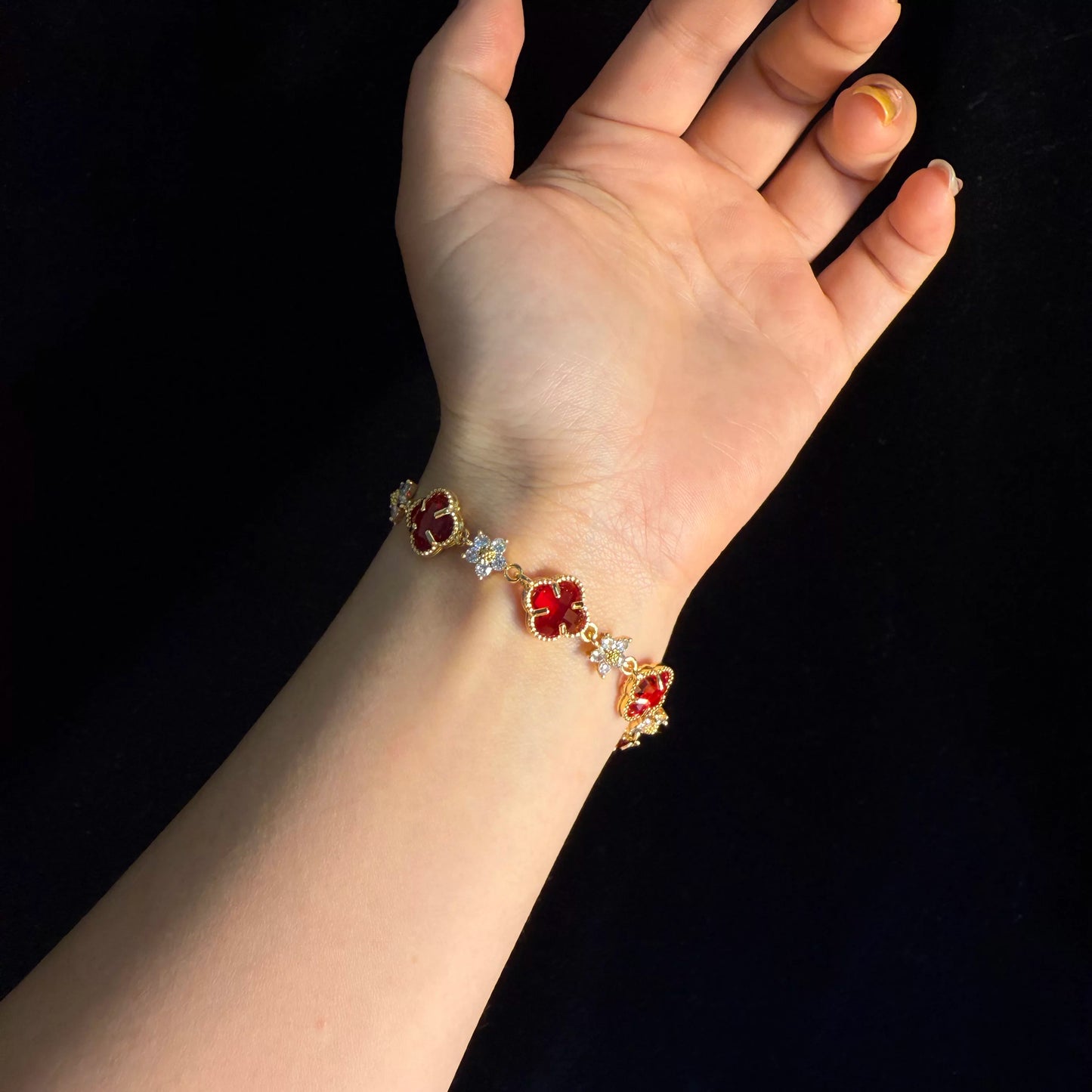 YYBB Jewelry Vintage Red Four-Leaf Clover Chain Bracelet with Gold Tone Crystal Flower Links, Luxury-Inspired Elegant Jewelry