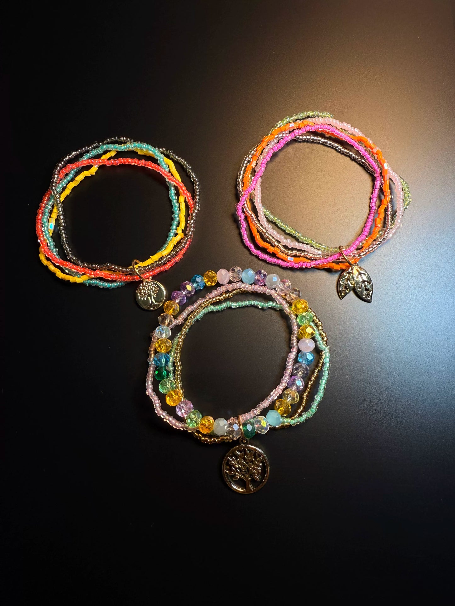 سوار لفّ خرز ملون من YYBB Jewelry مع تعليقة شجرة الحياة، متعدد الطبقات، قوس قزح يدوي الصنع بأسلوب بوهيمي