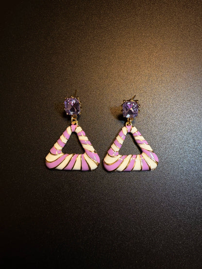 أقراط متدلية مثلثة مخططة بلون اللافندر من YYBB Jewelry بتصميم عتيق مع كريستال بنفسجي وسحر ريترو أنيق