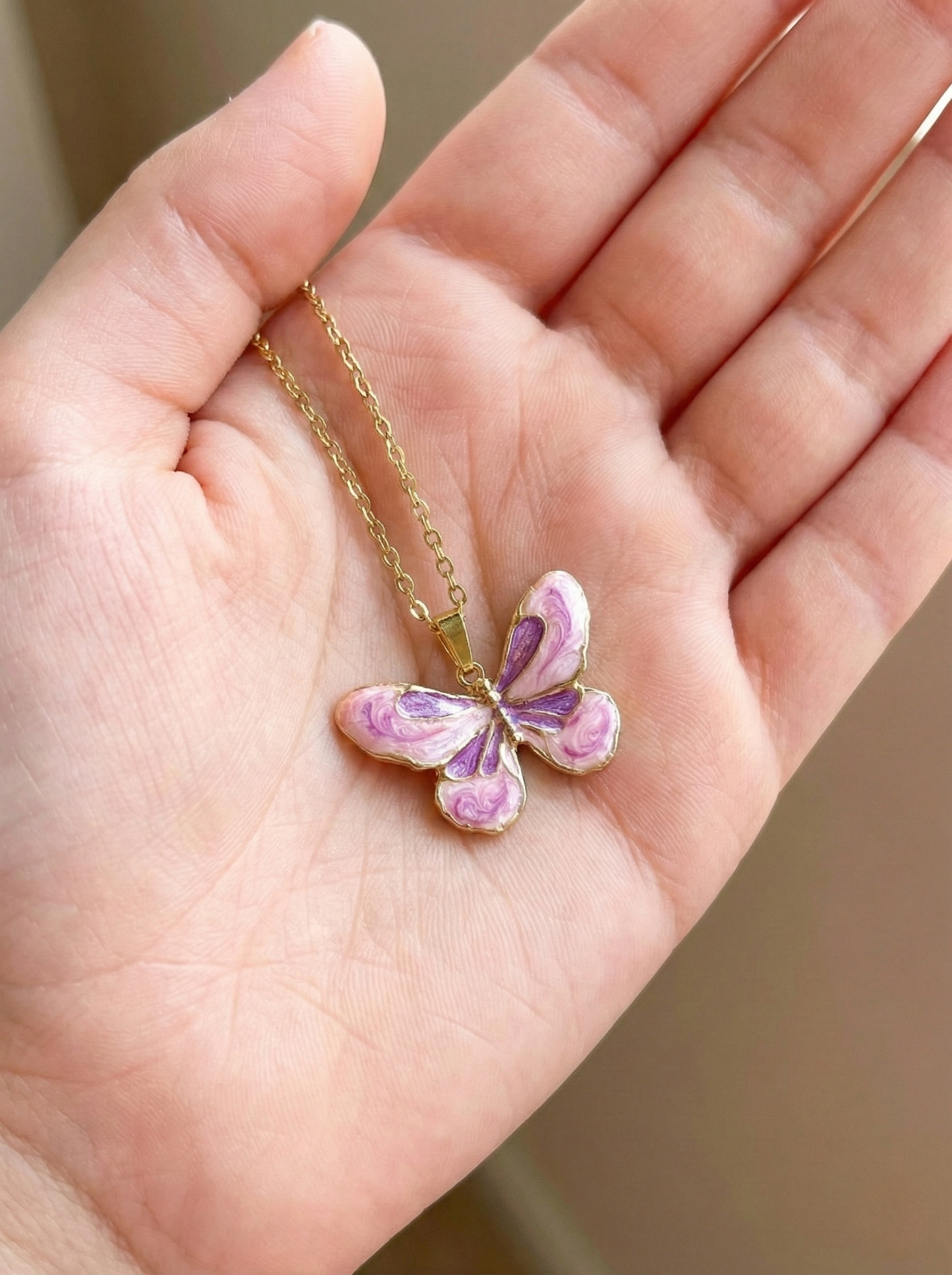 Collar de mariposa rosa jaspeada con esmalte y estilo vintage - Colgante de insecto en tono dorado