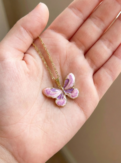 Collar de mariposa rosa jaspeada con esmalte y estilo vintage - Colgante de insecto en tono dorado
